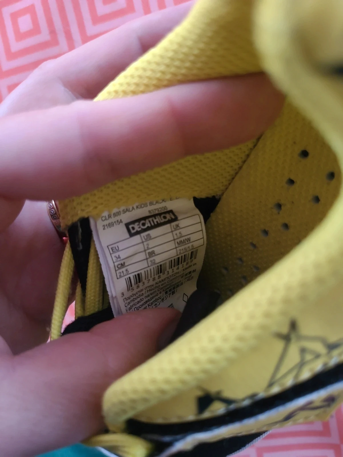 Pair of gym-specific tennis shoes – photo 5